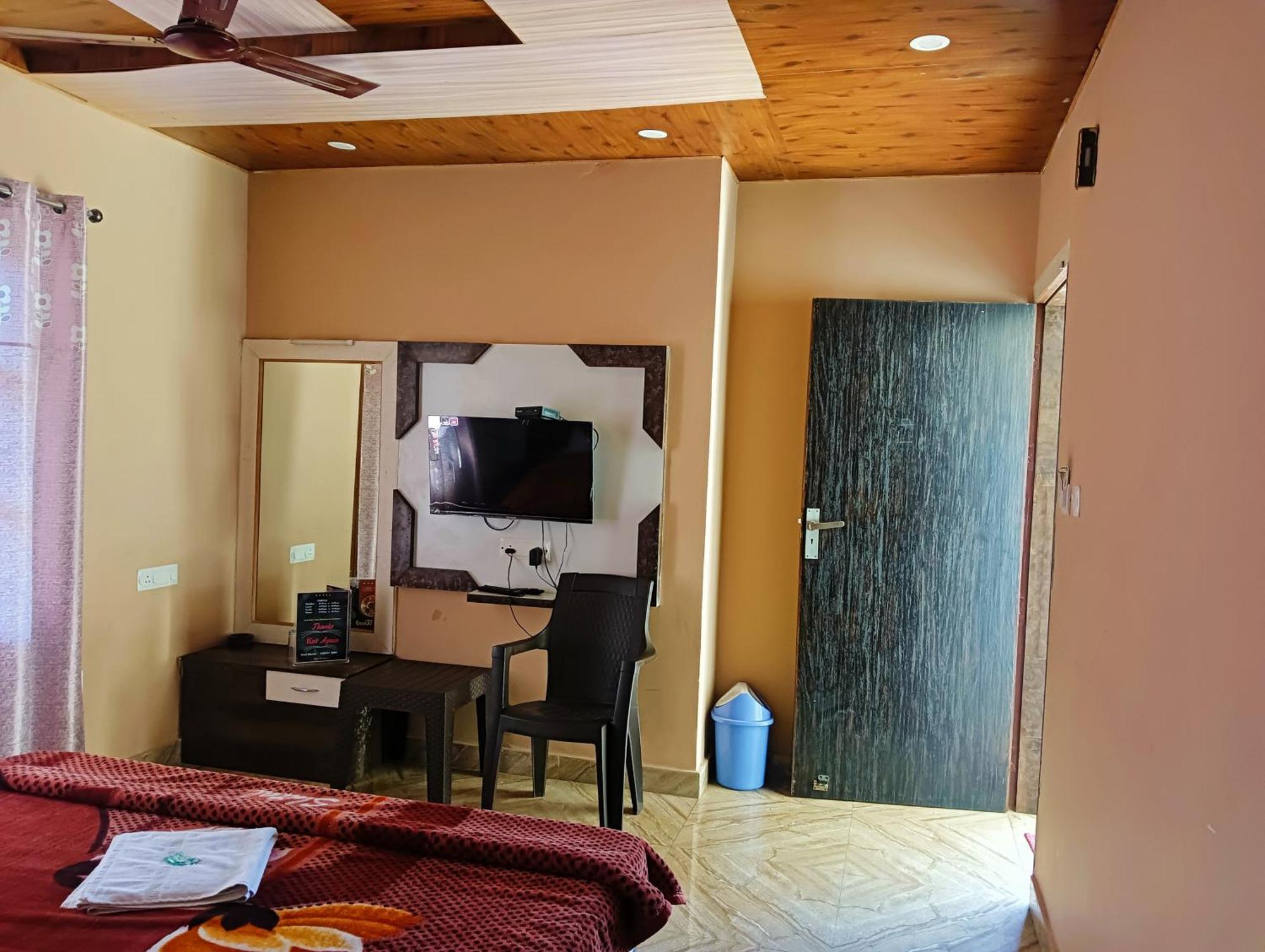 Oak Wood Homestay Banikhet Далхаузі Екстер'єр фото